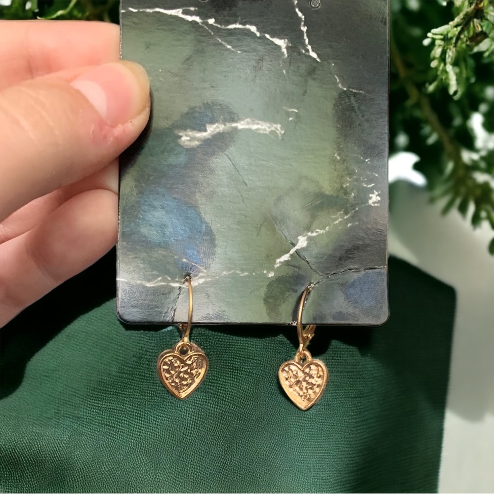 ✨BOUTIQUE✨ Gold Heart Earrings